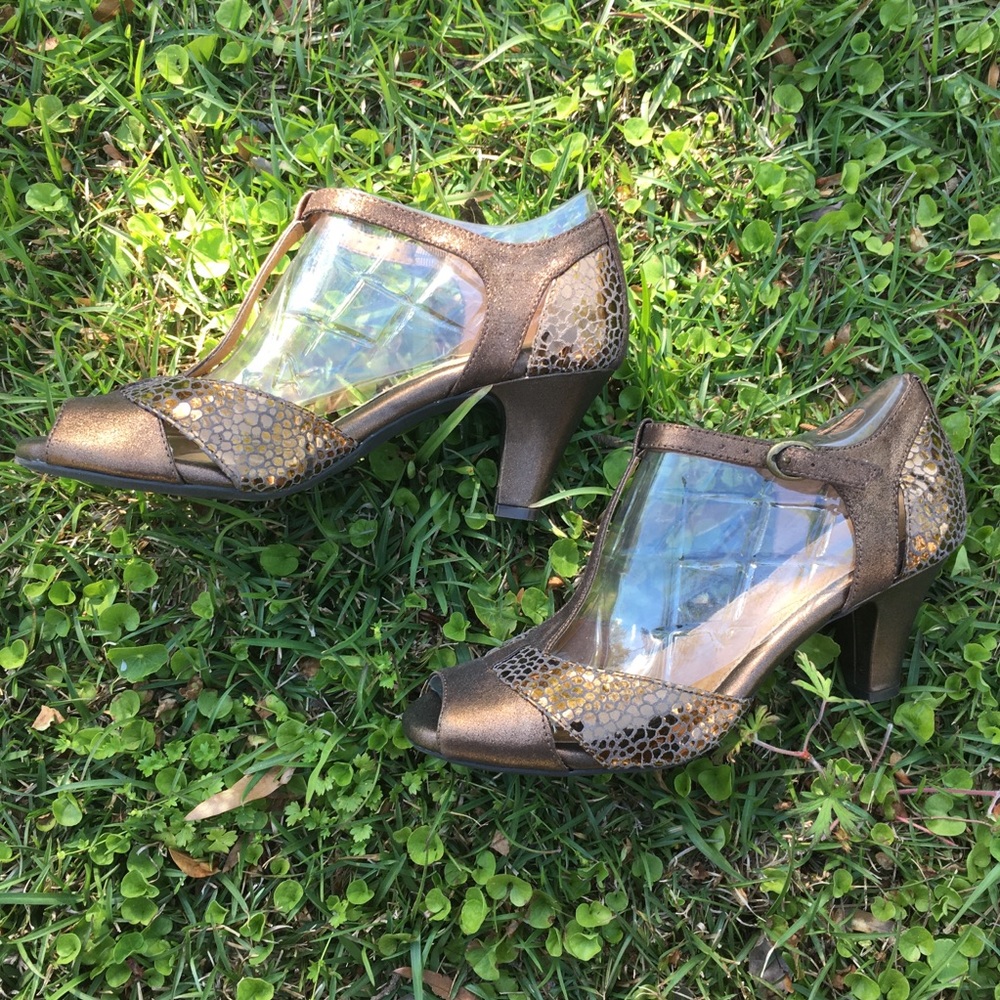 Golden Brown Open-Toed Heels - Picture 2 of 8